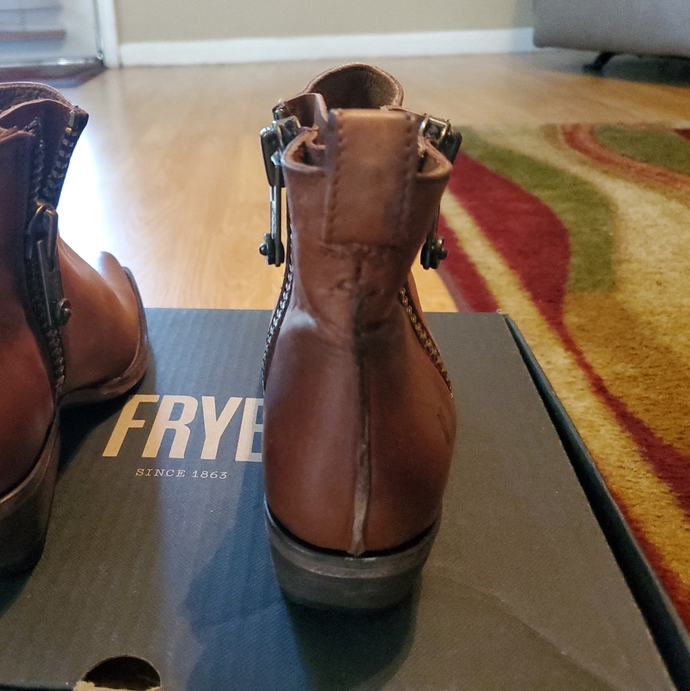 Bran new Frye Sacha moto shortie, sz 5.5M Cognac.